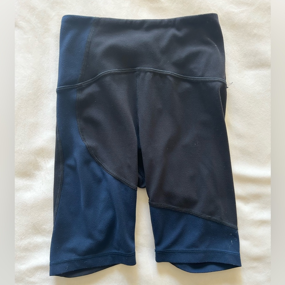 Lululemon Nulu Colour Block High-Rise Short 8" - black and true navy Size 0